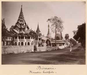 Wayzayanda kloster og pagoder i Moulmein, Burma, ca. 1890 (albumintrykk)